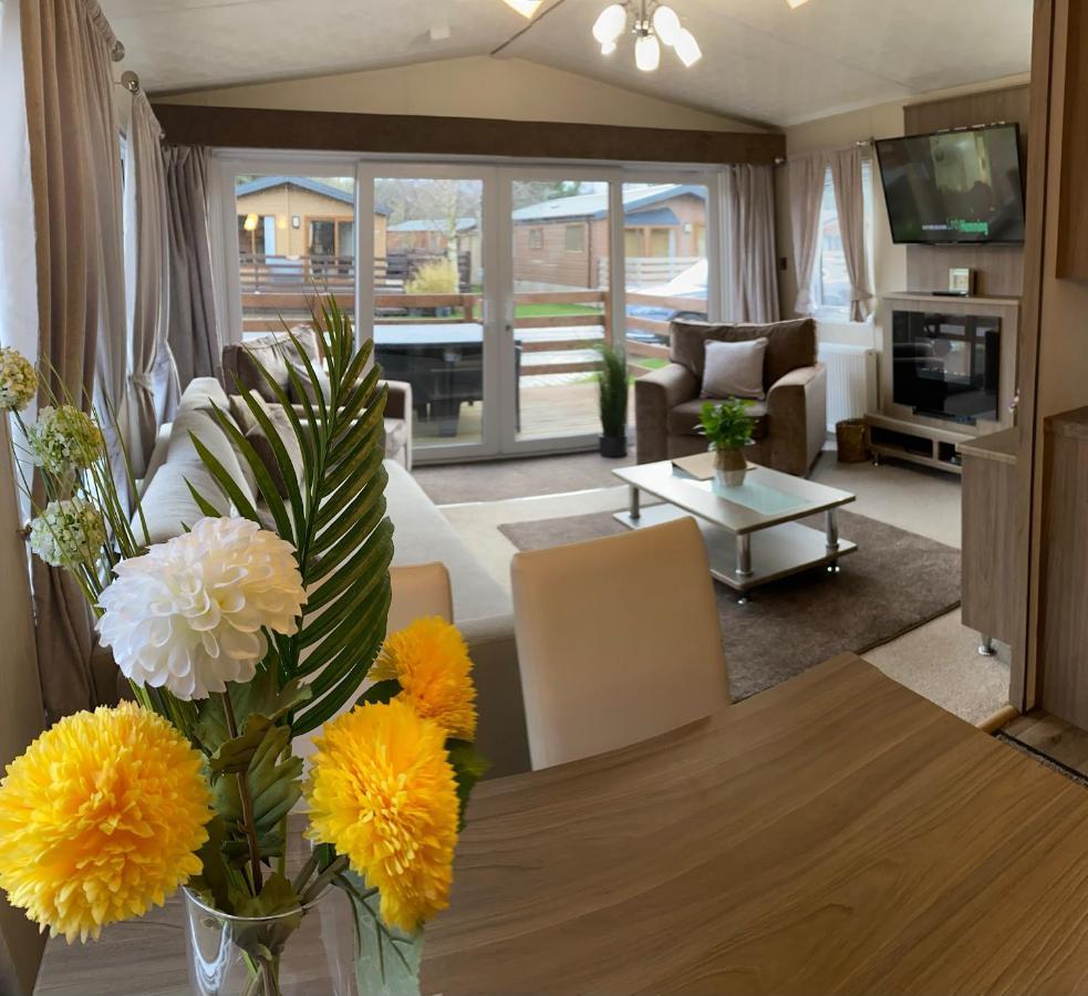Hazel Oaks, Beautiful Lodge With Hot Tub - Sleeps 6 - Felmoor Park Morpeth Zewnętrze zdjęcie