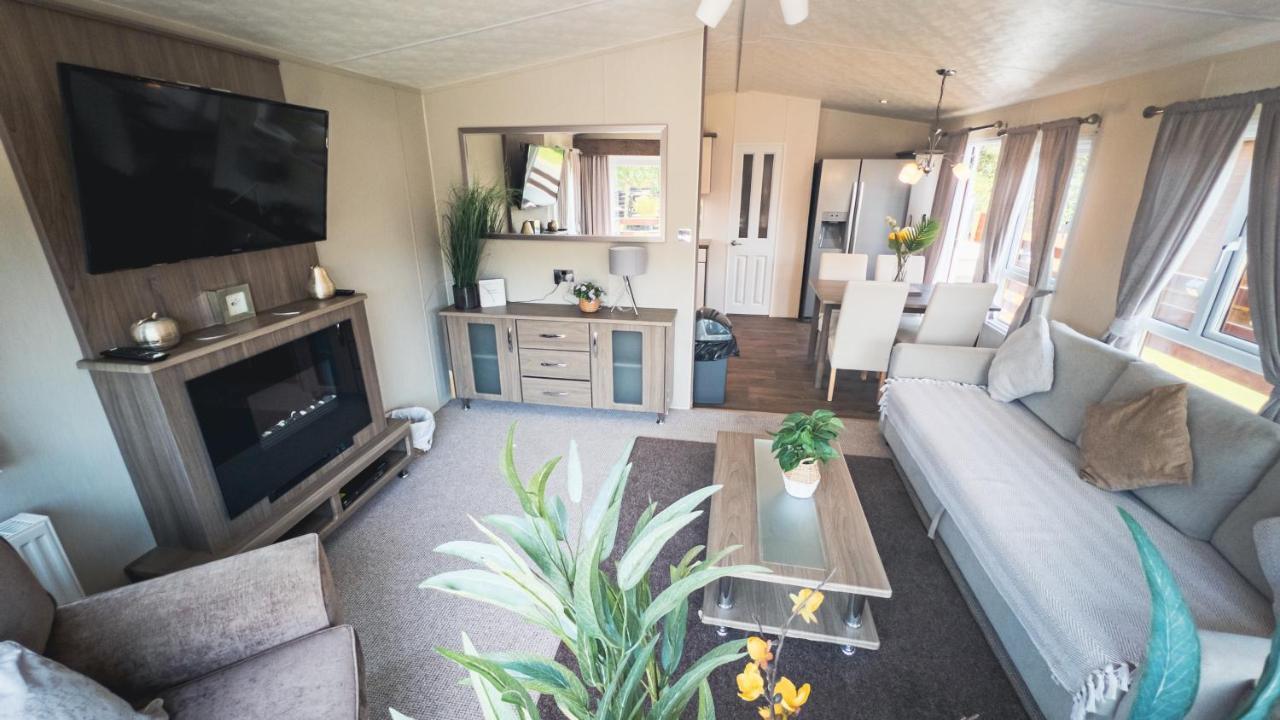 Hazel Oaks, Beautiful Lodge With Hot Tub - Sleeps 6 - Felmoor Park Morpeth Zewnętrze zdjęcie